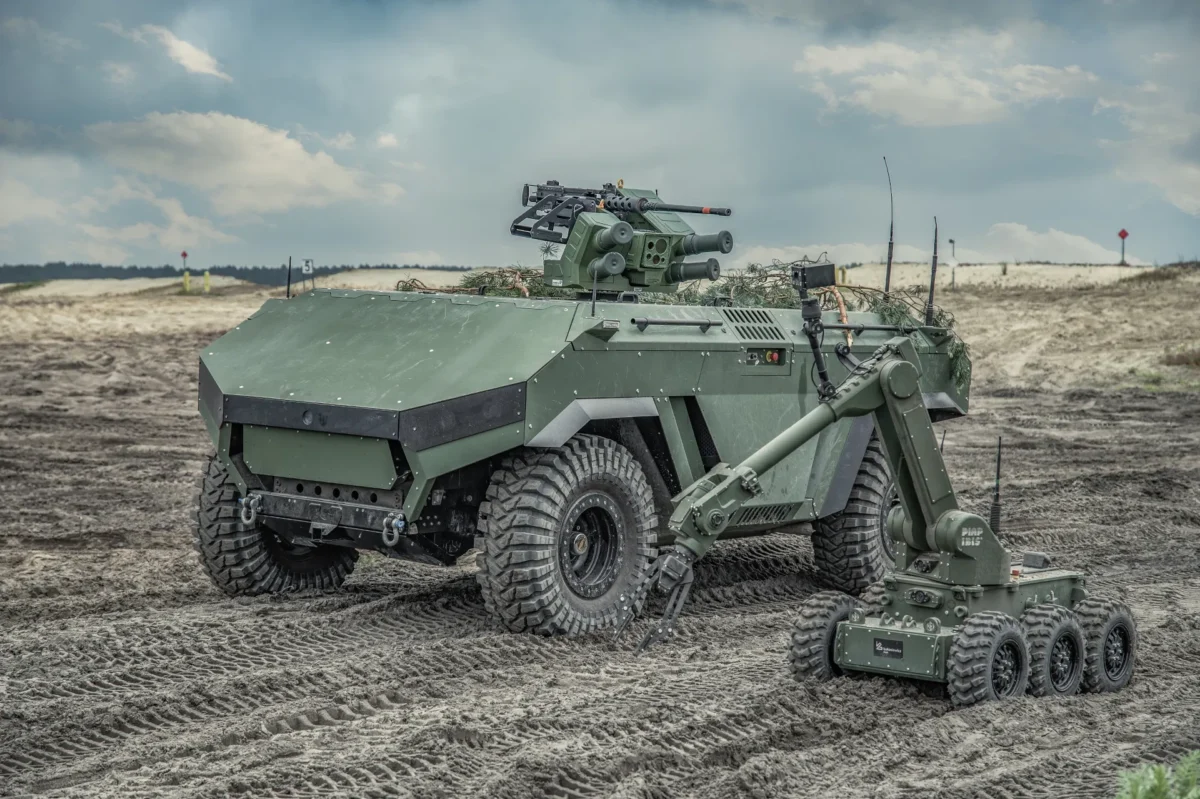 Polski robot bojowy PIAP HUNTeR zaprezentowany na  eksperymentalnych ćwiczeniach FEX- Field Experimentation Exercises w trakcie Anakonda 23.